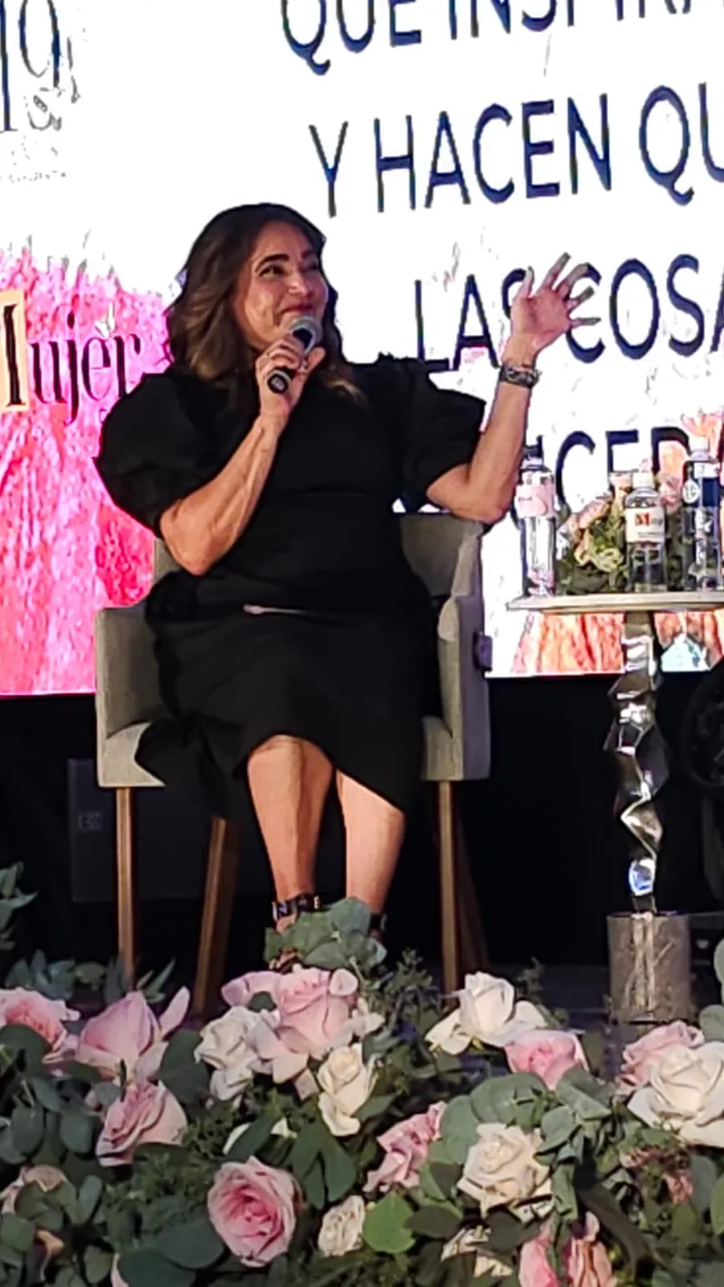 Joanna Arroyo hablando en el escenario de Revista Mujer Actual