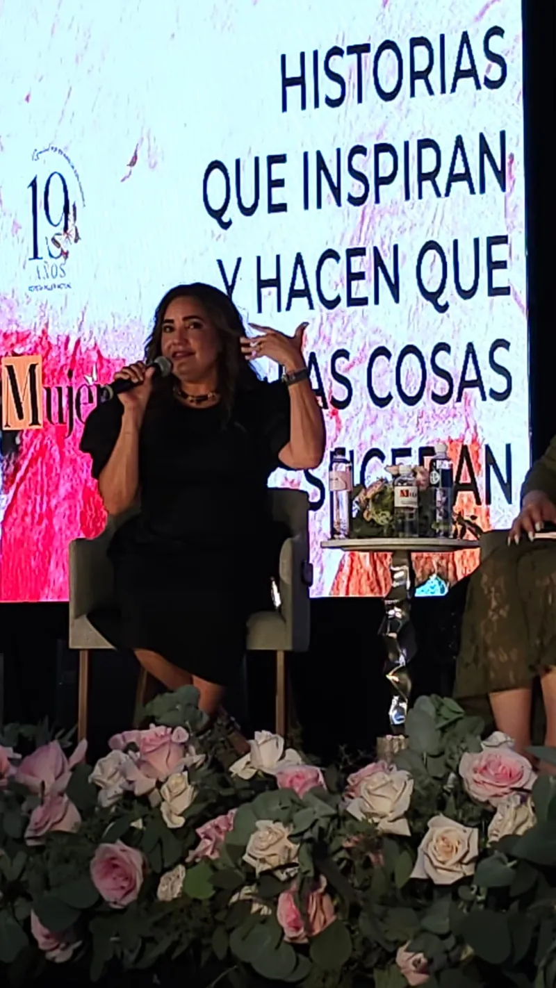Joanna Arroyo como panelista en el foro de Revista Mujer Actual