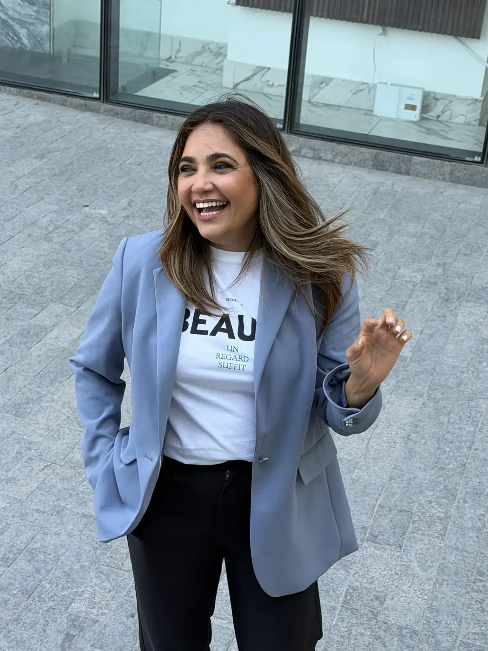 Joanna Arroyo sonriendo en sesión de fotos profesional