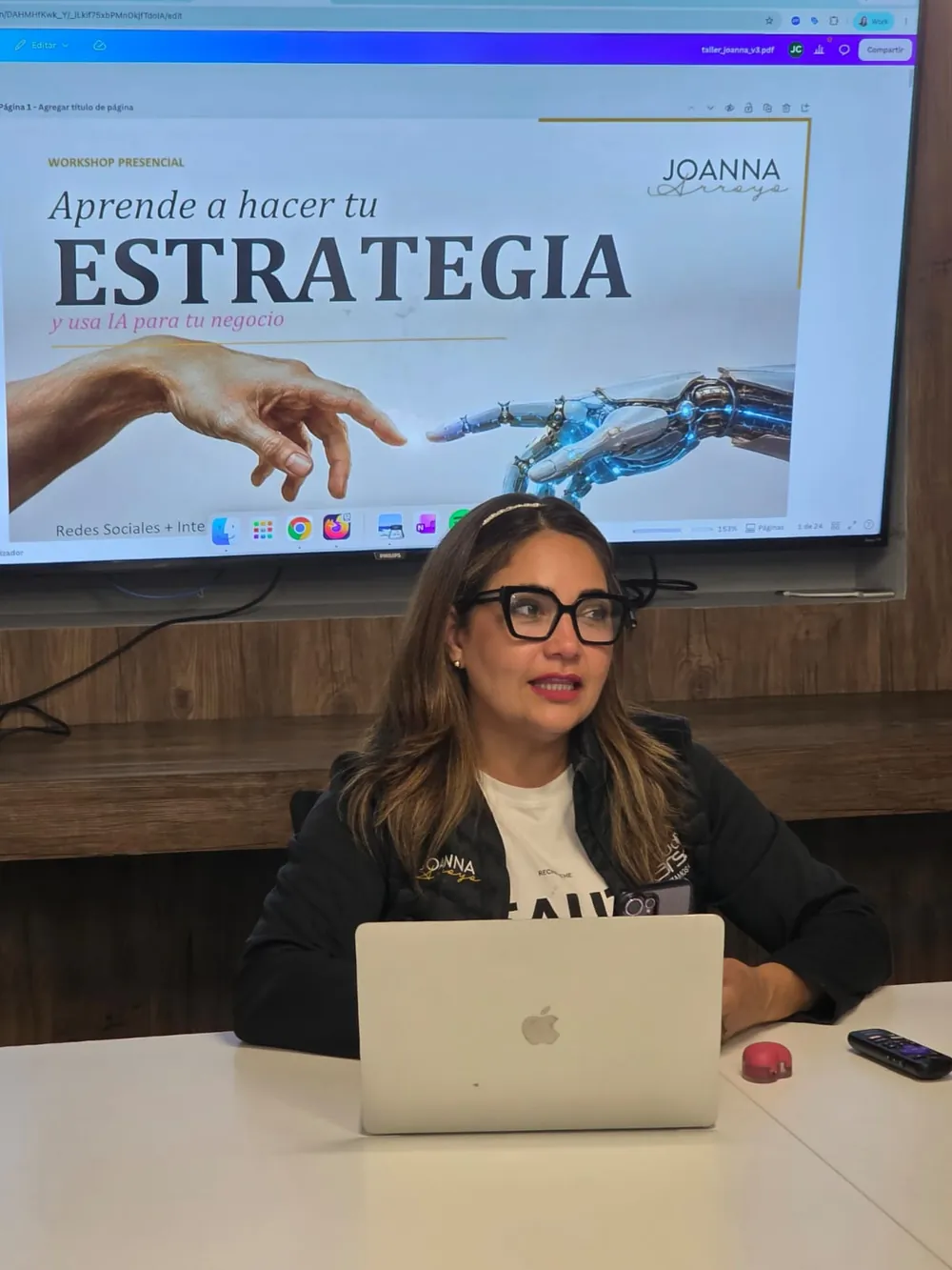Joanna Arroyo impartiendo el workshop presencial Aprende a hacer tu estrategia y usa IA para tu negocio